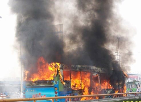 成都公交车燃烧事件已致24人遇难(组图)