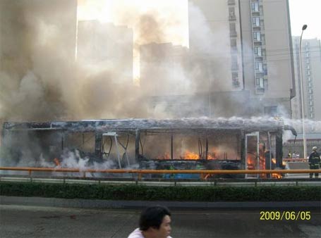 成都公交车燃烧事件已致24人遇难(组图)