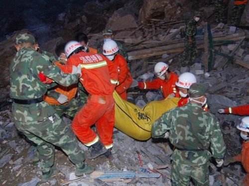 重庆山体崩塌一被埋民房内发现7具遇难者遗体