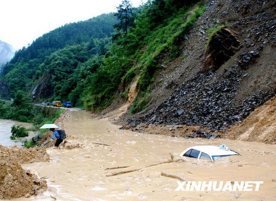 贵州榕江县降雨引发泥石流掩埋汽车[组图]