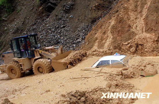 贵州榕江县降雨引发泥石流掩埋汽车[组图]