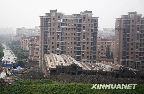 上海一在建商品楼发生倒塌事故[组图]