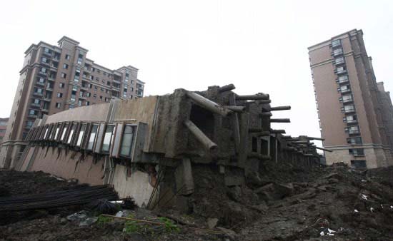 上海在建13层住宅楼整体倒塌1人死亡(组图)
