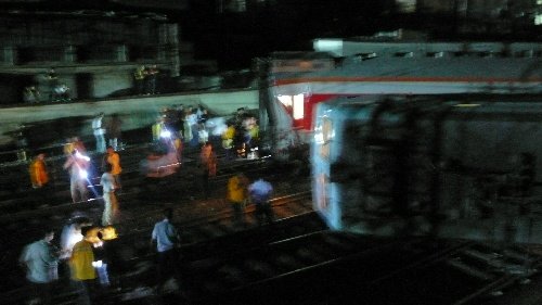 湖南郴州两列车相撞3死60余伤 铁道部长赴现场