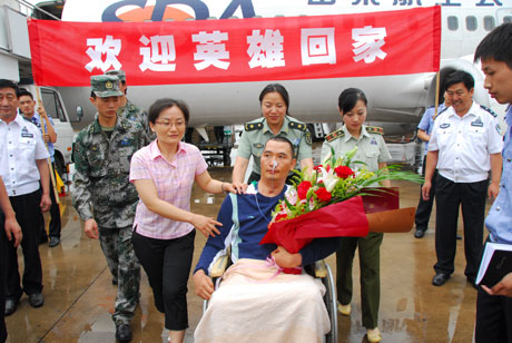 缉毒英雄罗金勇回到云南继续康复治疗