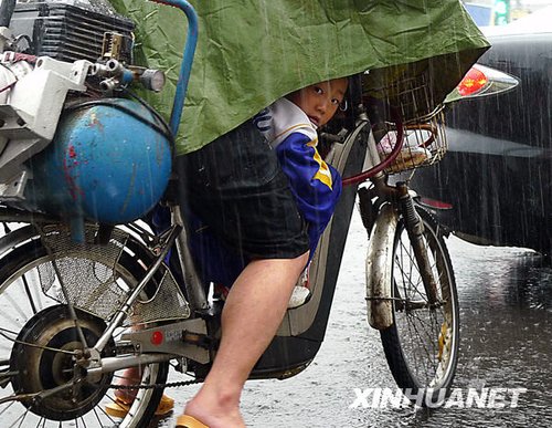 南方十省区遭遇今年入汛以来最大暴雨袭击(组图)