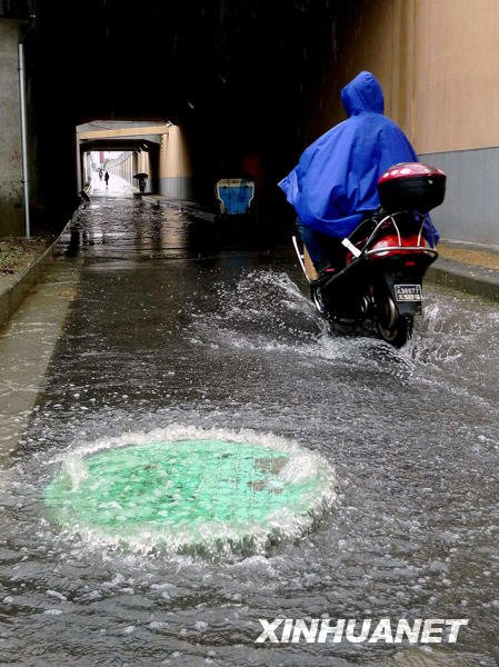 南方十省区遭遇今年入汛以来最大暴雨袭击(组图)