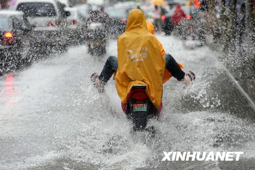 南方十省区遭遇今年入汛以来最大暴雨袭击(组图)