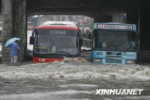 南方十省区遭遇今年入汛以来最大暴雨袭击(组图)