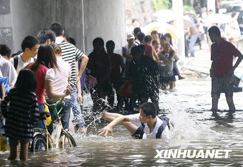 南方十省区遭遇今年入汛以来最大暴雨袭击(组图)