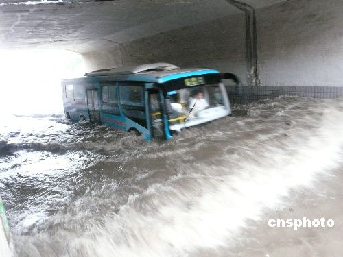 武汉遭27年来最大暴雨突袭[组图]