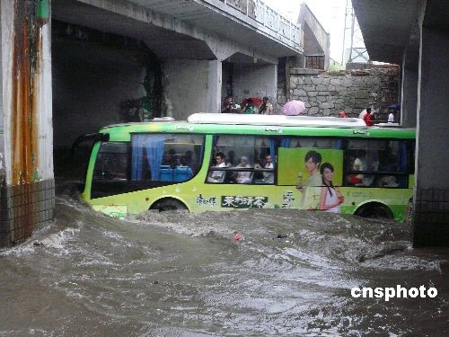 武汉遭27年来最大暴雨突袭[组图]