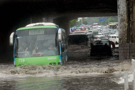 武汉遭27年来最大暴雨突袭[组图]