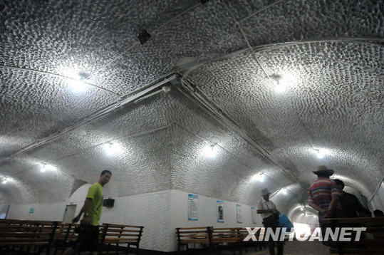 杭州开放防空洞供市民纳凉[组图]