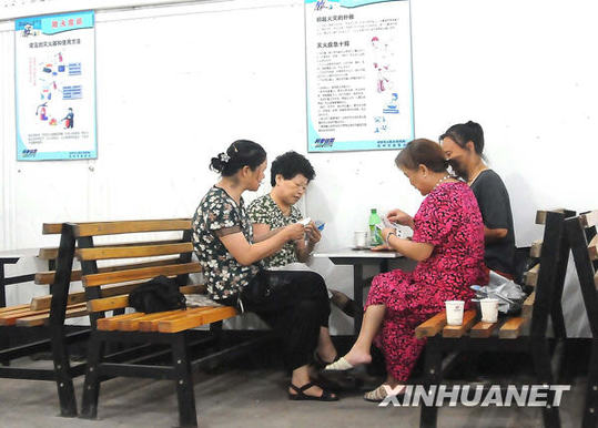 杭州开放防空洞供市民纳凉[组图]