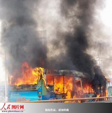 成都公交特大放火案告破 疑犯当场死亡