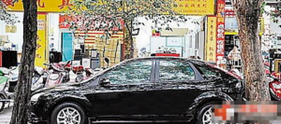 你能把车停得这么牛吗？成都街头超剽悍停车技巧