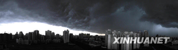 海口暴雨来袭前出现“阴阳天”[组图]