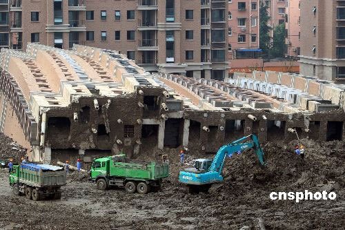 网友质疑上海倒楼事件 “压力差”成流行语