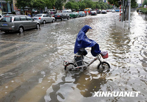南京遇罕见暴雨　全城交通阻滞[组图]