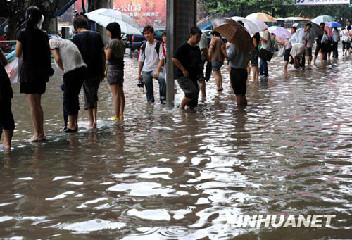 南京遇罕见暴雨　全城交通阻滞[组图]