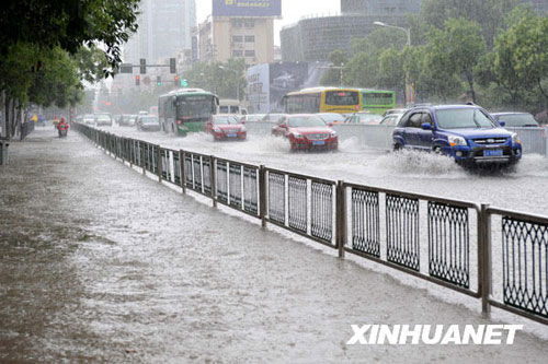 南京遇罕见暴雨　全城交通阻滞[组图]