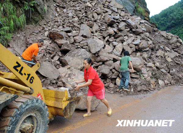 洪灾造成桂林38条公路损毁[组图]