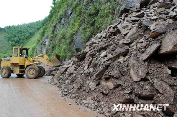 洪灾造成桂林38条公路损毁[组图]