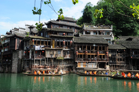 湘西凤凰迎来旅游高峰[组图]