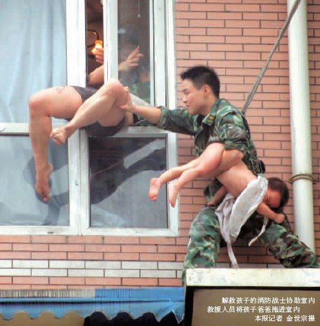 男子抱两岁女儿跳楼 获救后遭上百市民暴打(组图)