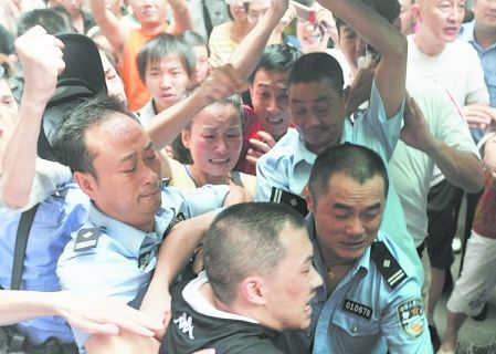 男子抱两岁女儿跳楼 获救后遭上百市民暴打(组图)