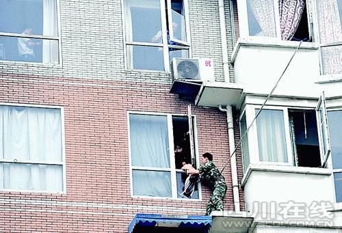 男子抱两岁女儿跳楼 获救后遭上百市民暴打(组图)