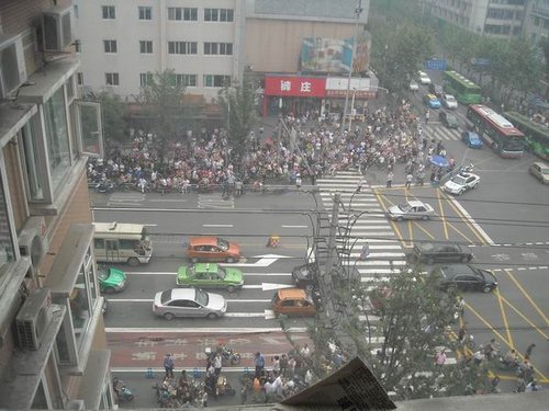男子抱两岁女儿跳楼 获救后遭上百市民暴打(组图)