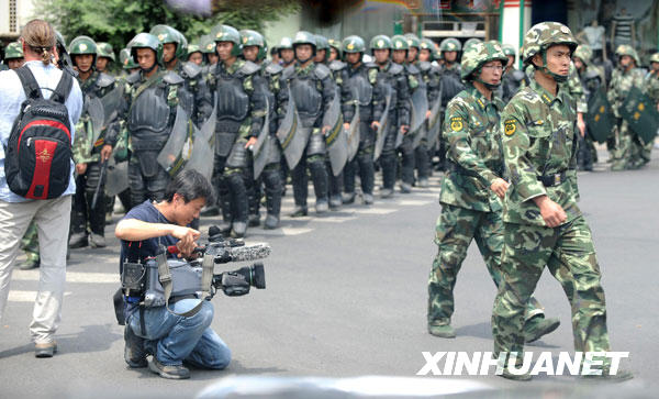 境外媒体记者在乌鲁木齐采访[组图]