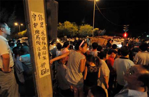 老人持砖连砸30辆闯红灯违章车辆(图)