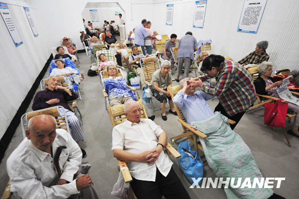 杭州市民“入洞”避暑[组图]