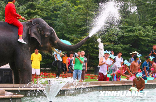 北京举办泰国大象泼水节活动[组图]