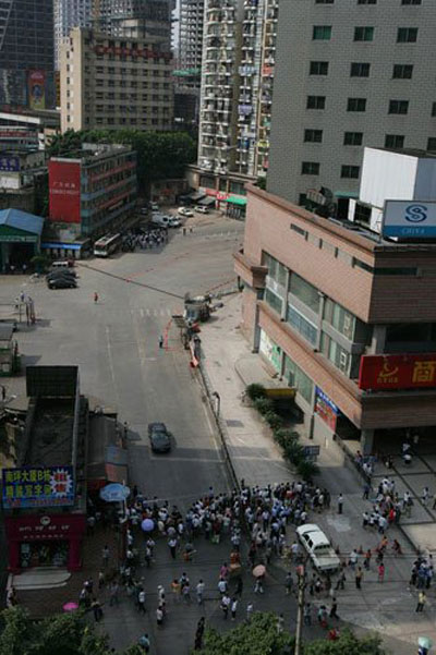 重庆主城一公交站受炸弹恐吓 警方疏散10万人(图)
