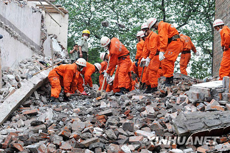 柳州发生在拆楼房倒塌事故 已造成2人死亡[组图]