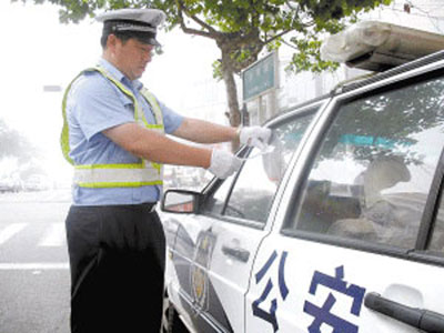 青岛现最牛交警　给警车贴罚单称法大于情(图)