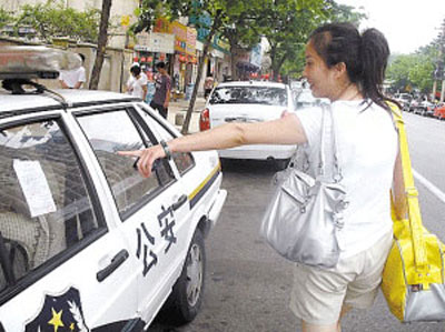 青岛现最牛交警　给警车贴罚单称法大于情(图)