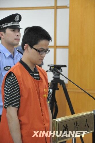 杭州飙车案胡斌被判3年 双方父母均称不公平