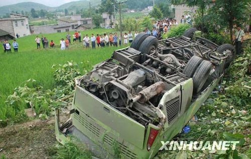 贵州客车翻覆4人死亡33人受伤(组图)