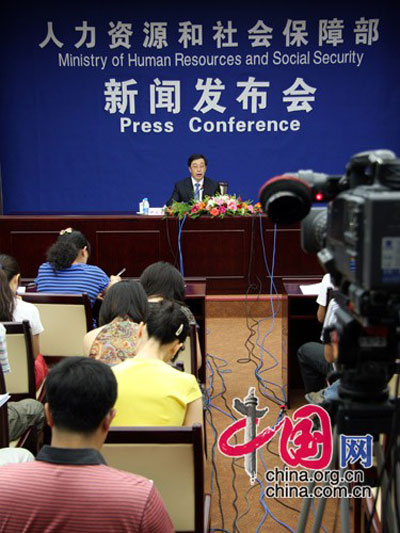 人保部：上半年就业增569万　高校毕业生签约率68%
