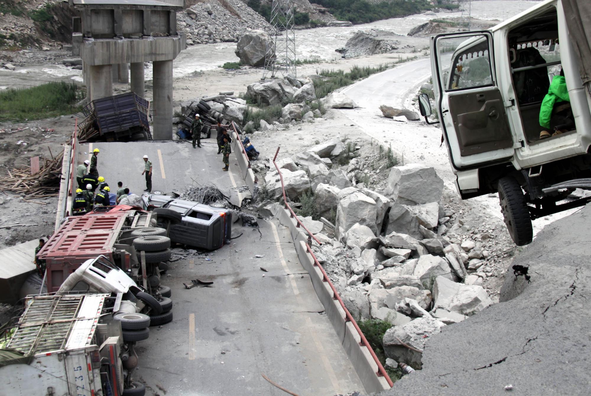 飞石砸毁汶川彻底关大桥已造成6人死亡12人受伤