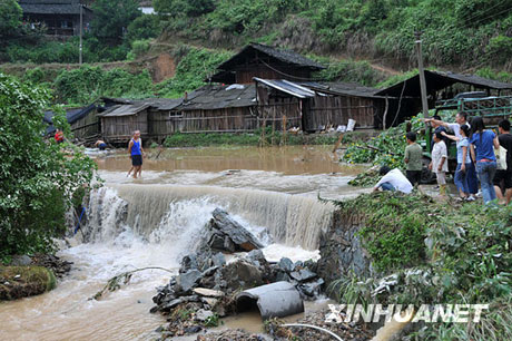 湖南洪江罕见特大暴雨造成11人遇难[组图]