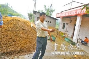 重庆路边出现几十吨报废弹头弹匣枪托(组图)