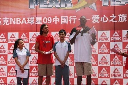 穆大叔武贾西奇探望灾区 联手商家捐50万物资