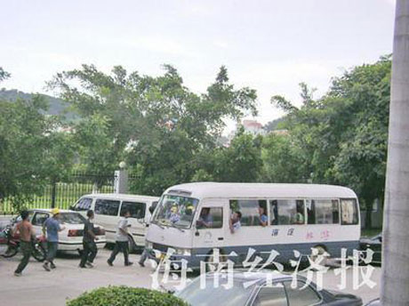 海南民工投燃烧弹讨薪致12人伤 引百人群殴
