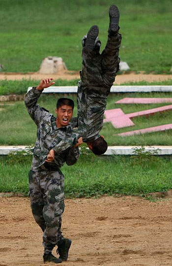 北京卫戍区警卫三师向中外记者开放[组图]
